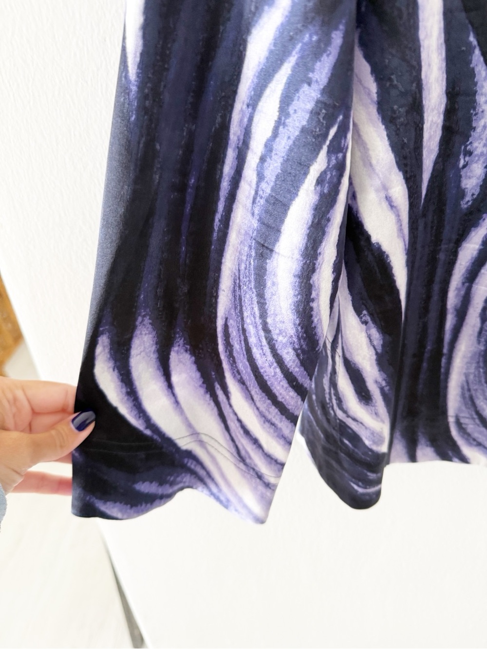 St. John Satin Silk Abstract Marble Print Long Sleeve Blouse Size Medium (M) - Picture 7 of 10
